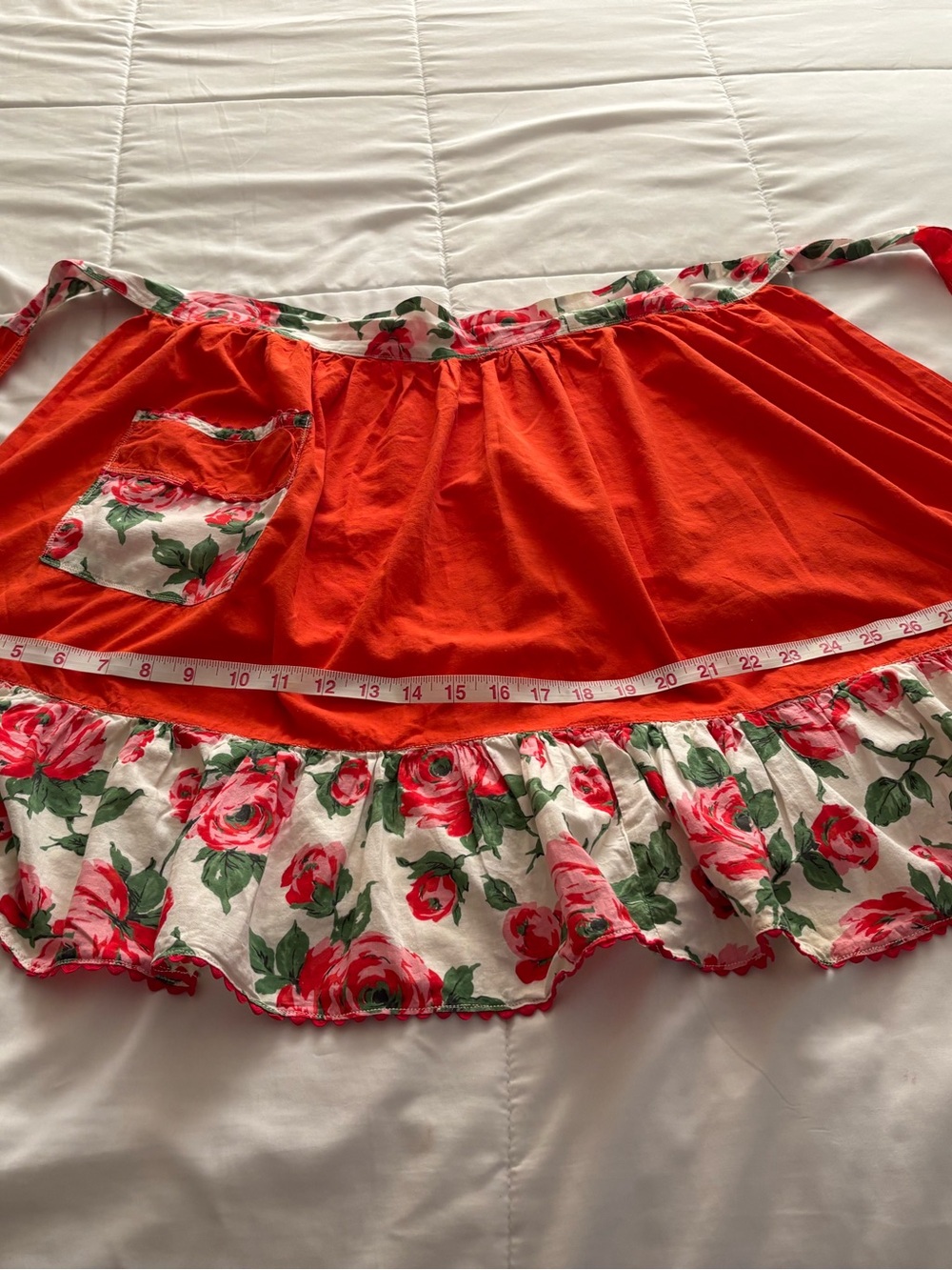 Vintage apron of beautiful colorful floral design. Handmade of all cotton! - Picture 3 of 10